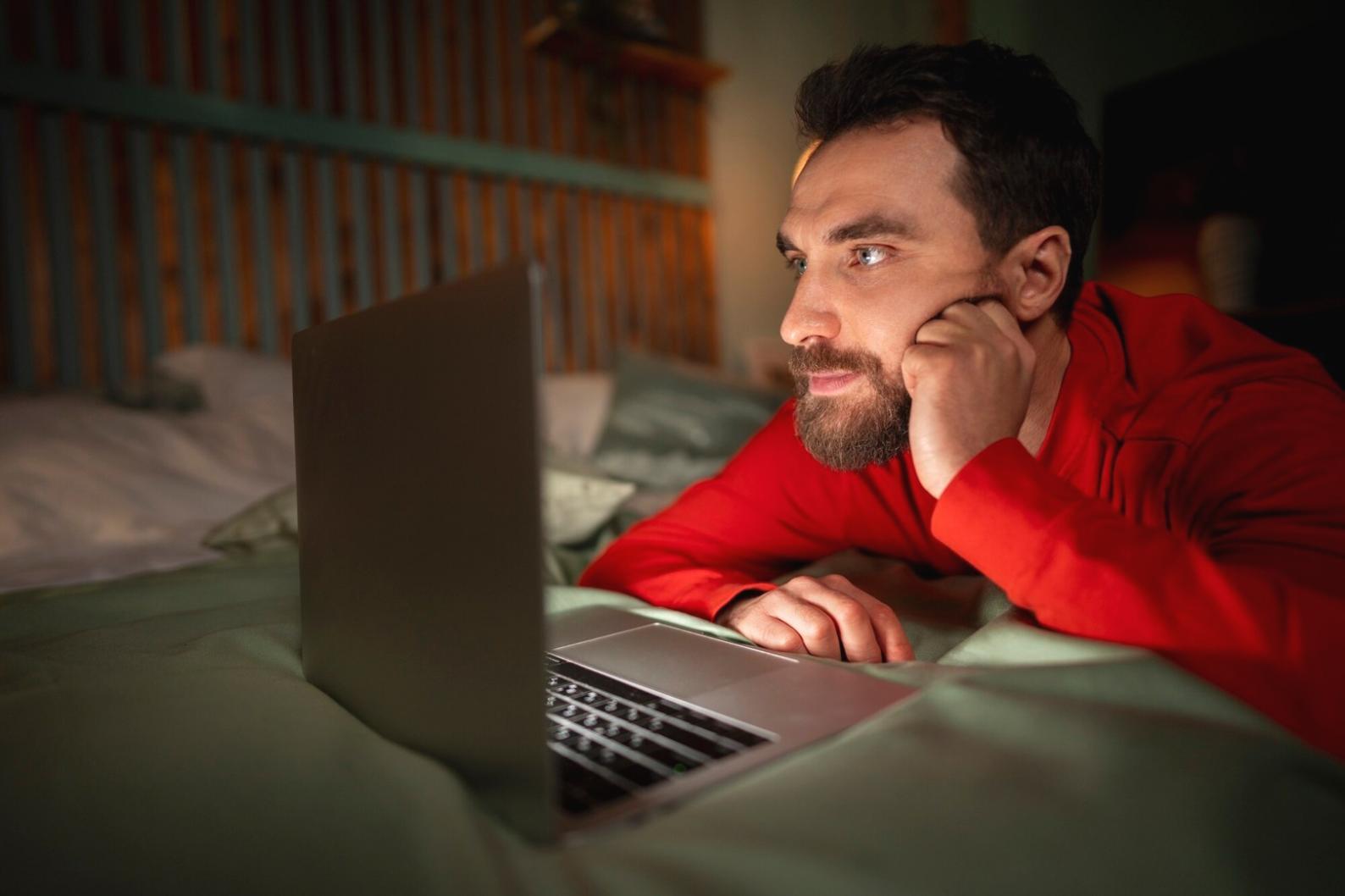Teilnehmer arbeitet konzentriert an Budget-Planung mit Laptop und Notizen