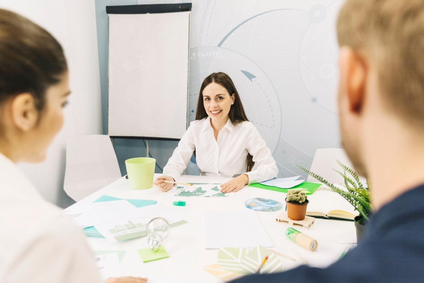Person bei der Finanzplanung mit digitalen Hilfsmitteln
